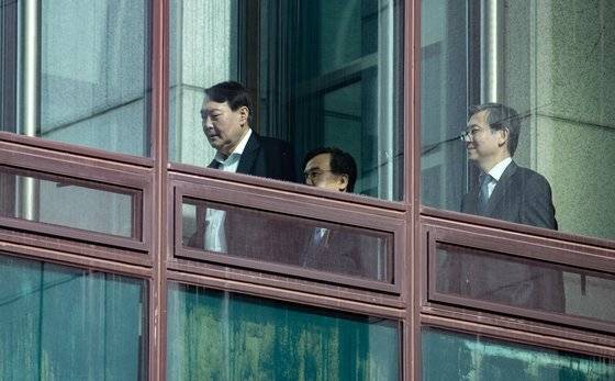 윤석열 검찰총장이 지난 17일 오후 서울 서초구 대검찰청에서 점심식사를 하기 위해 이동하고 있다. [뉴스1]