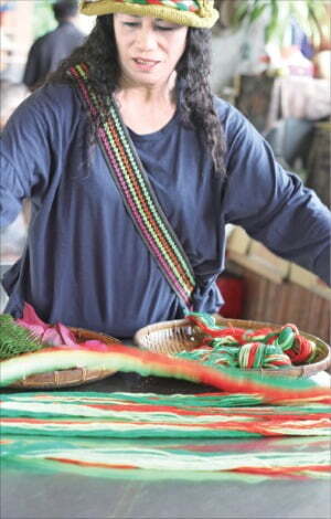 화롄 신뤼 농원의 전통 방식으로 만든 머리띠