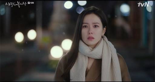 19일 방송된 tvN ‘사랑의 불시착’ 10화에서는 북한을 탈출한 윤세리(손예진)가 리정혁(현빈)과 서울 거리에서 재회하는 모습이 그려졌다.