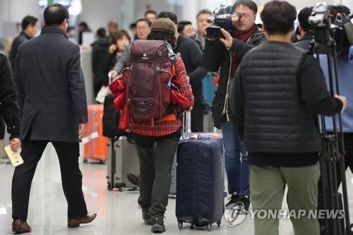 공항 나서는 충남교육청 해외봉사단 관계자 (영종도=연합뉴스) 김도훈 기자 = 안나푸르나 눈사태로 조기 귀국을 하게 된 충남교육청 해외 교육 봉사단 2팀 단장이 19일 오전 인천국제공항을 통해 귀국해 취재진 질문에 답변을 마친 뒤 건물을 나서고 있다. 충남교육청은 네팔 안나푸르나 눈사태와 관련해 네팔에서 봉사활동을 하고 있던 해외 교육 봉사단 3개 팀에 대해 조기 귀국을 요청했고 이중 가장 먼저 네팔에 도착해 활동하던 1개 팀(14명)이 이날 오전 인천국제공항을 통해 귀국했다. 2020.1.19 superdoo82@yna.co.kr
