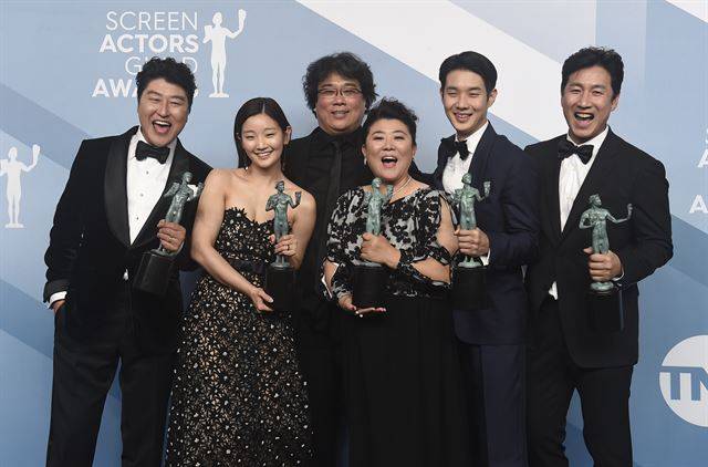 영화 '기생충'의 배우 송강호(왼쪽부터), 박소담, 봉준호 감독, 배우 이정은, 최우식, 이선균이 19일 오후 미국 로스앤젤레스에서 열린 제26회 미국 배우조합(SAG)상 시상식에서 최고상인 영화 캐스트상을 해외 영화로선 첫 수상한 후 함박웃음을 짓고 있다. 로스앤젤레스=AP 연합뉴스