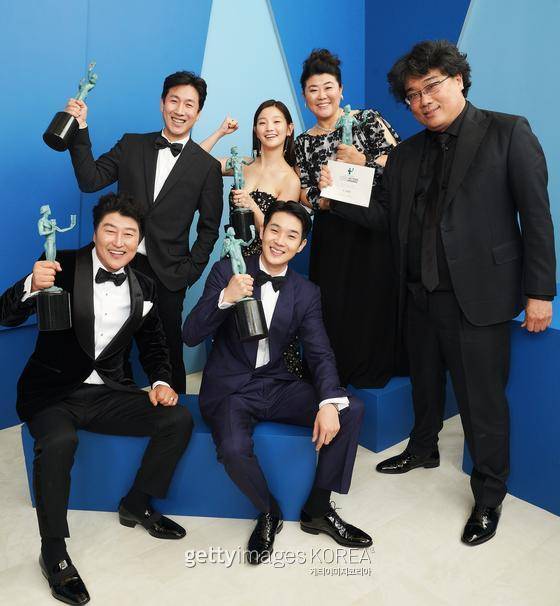 영화 ‘기생충(PARASITE·봉준호 감독)’ 팀이 19일(현지시간) 미국 LA에서 열린 제26회 미국배우조합상 시상식(Screen Actors Guild Awards·SAG)에서 영예의 앙상블 상(Cast In A Motion Picture)을 수상했다. 봉준호 감독과 배우 송강호·최우식·이선균·이정은·박소담이 트로피를 들고 수상의 기쁨을 나누고 있다. / 사진=Gettyimages·이매진스