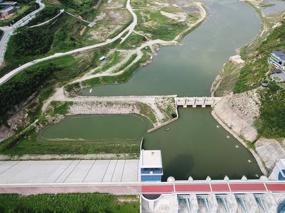 시민단체인 내성천보존회가 지난해 7월 31일 촬영한 경북 영주시 영주댐의 모습. 본댐과 보조댐에 녹조가 발생해 물 색깔이 온통 새파랗다. 보존회 측은