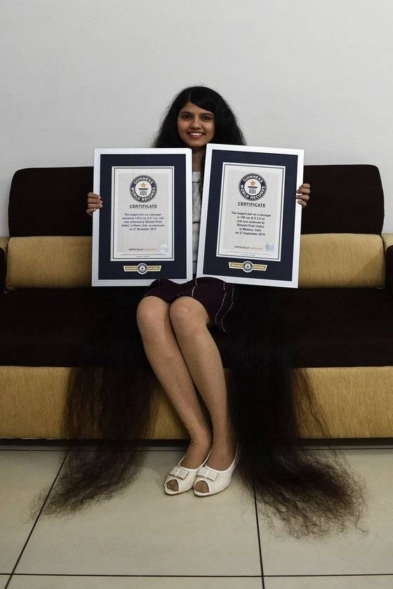 올 해 17세의 인도 소녀 닐란시 파텔 머리카락이 세계에서 젤 긴 머리로 십대 부문 기네스북에 올랐다. [AFP=연합뉴스]〉