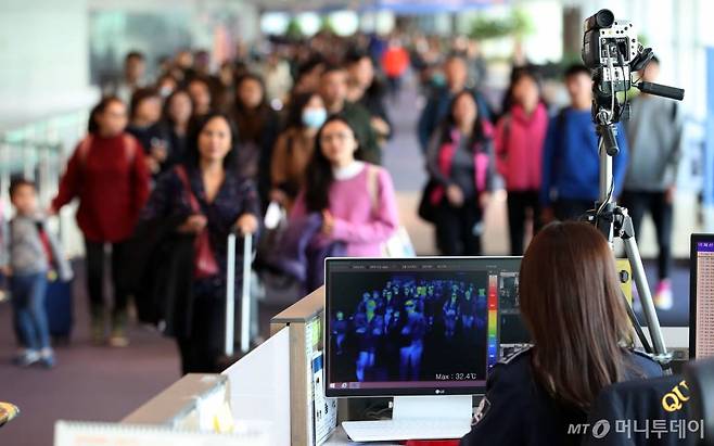 국내서 '중국 원인불명 폐렴' 증상자가 발생한 가운데 9일 인천국제공항에서 질병관리본부 국립검역소 직원들이 중국발 항공기를 통해 입국하는 승객들의 체온을 측정하고 있다. / 사진=인천국제공항=이기범 기자 leekb@