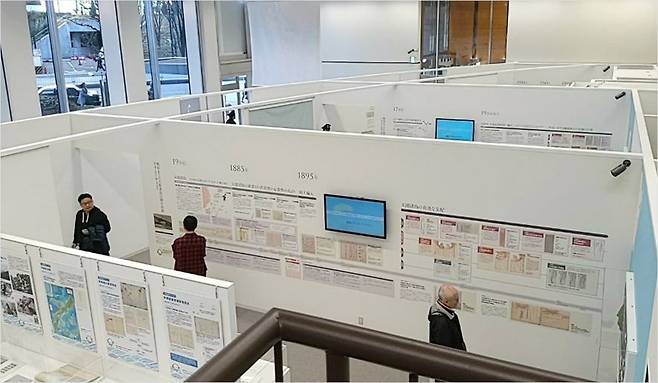 21일 이전·확장 작업을 거쳐 정식 개관한 일본 도쿄 지요다구의 일본 '영토·주권 전시관' 2층에서 내려다본 전시관 모습. 앞쪽부터 센카쿠, 독도, 쿠릴 4개 섬 관련 전시코너가 마련돼 있다. (사진=연합뉴스 제공)