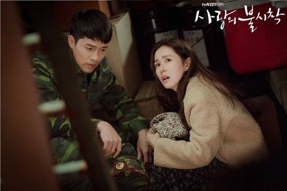 한국 재벌 딸 윤세리(손예진)가 우연히 북한으로 넘어가 엘리트 장교이자 총정치국장의 아들 리정혁(현빈)과 사랑에 빠지는 내용의 tvN 드라마 ‘사랑의 불시착’. [사진 tvN 홈페이지]