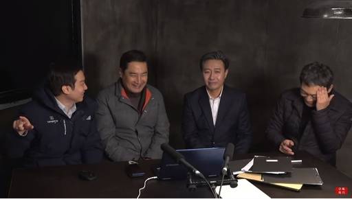22일 공개된 유튜브 채널 가로세로연구소(이하 가세연)의 생방송 영상 ‘회충가족 주연배우 전격 공개’편에서 가세연 대표인 김세의 전 MBC 기자, 강용석 변호사, 배우 안정훈, 유튜버 김용호씨(왼쪽부터)가 이야기를 나누고 있다.
