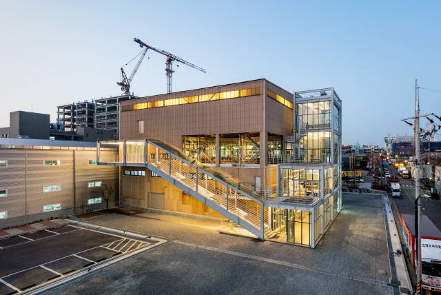 인천 서구에 위치한 코스모40 전경. 1970년대 지은 공장 건물을 활용한 복합문화공간이다. 신축 건물이 낡은 공장 건물의 3층을 통과하는 구조로 설계됐다. 오래된 공장의 흔적을 최대한 보존하기 위해 나온 결과물이다. /사진제공=신경섭