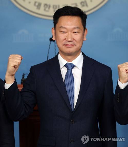 더불어민주당 입당하는 곽상언 변호사 (서울=연합뉴스) 김인철 기자 = 22일 오전 국회 정론관에서 열린 더불어민주당 입당 기자회견에서 고(故) 노무현 전 대통령의 사위인 곽상언 변호사가 기념촬영을 하고 있다. 2020.1.22 yatoya@yna.co.kr