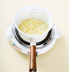 2. 달군 팬에 버터를 두르고 양파와 다진 마늘을 넣어 약한 불에 3분 정도 볶는다.