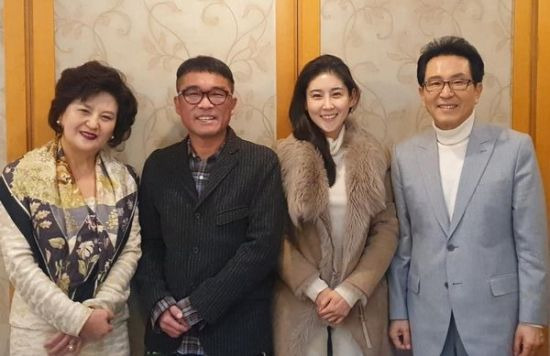 왼쪽부터 장지연씨 어머니, 김건모, 장씨, 장씨 아버지 장욱조씨 [이미지출처=연합뉴스]