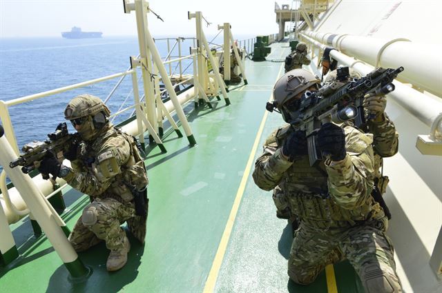 청해부대 31진 왕건함 내에서 특수부대원들이 함정 호위 훈련을 벌이고 있는 모습. 연합뉴스