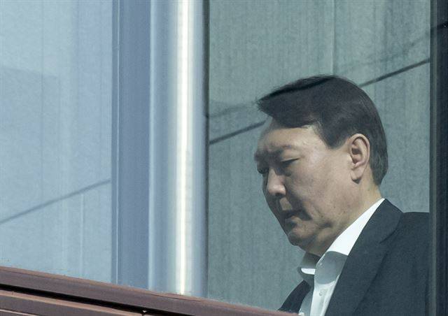 윤석열 검찰총장이 23일 서울 서초구 대검찰청에서 구내식당으로 향하고 있다. 연합뉴스