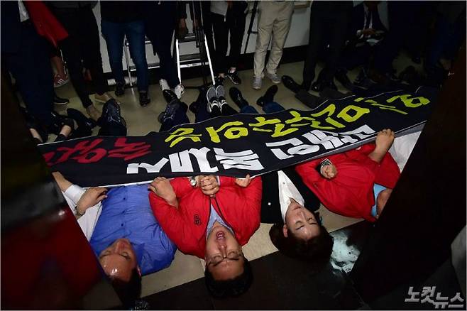 지난해 국회에서 열린 사개특위 전체회의에서 공수처 법안이 패스트트랙으로 지정되자 자유한국당 나경원 원내대표 등 의원들이 회의장 앞에서 항의 시위를 펼치고 있다. (사진=윤창원 기자/자료사진)