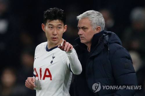 손흥민과 모리뉴 감독 [AFP=연합뉴스]
