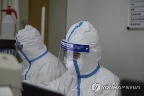우한에서 환자를 살피는 의료진 [로이터=연합뉴스]