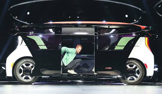 GM의 자율주행차 개발 자회사 크루즈가 21일(현지시간) 미국 샌프란시스코에서 완전 자율주행 전기차 ‘오리진’을 공개한 가운데 카일 보그트 크루즈 최고기술책임자(CTO)가 오리진에서 내리고 있다. 연합뉴스