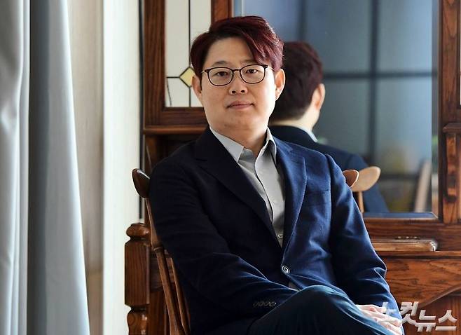 지난 10일 오후, 서울 종로구 삼청동의 한 카페에서 영화 '해치지않아' 손재곤 감독을 만났다. (사진=황진환 기자)