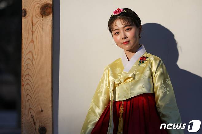 가수 HYNN(박혜원)이 21일 오후 서울 종로구 청진공원 앞에서 뉴스1과 인터뷰에 앞서 포즈를 취하고 있다.  © News1 성동훈 기자