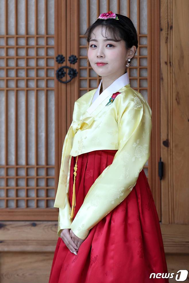 가수 HYNN(박혜원)이 21일 오후 서울 종로구 청진공원 앞에서 뉴스1과 인터뷰에 앞서 포즈를 취하고 있다.  © News1 성동훈 기자