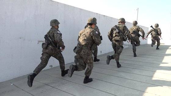 서울 상공에 적 위협이 탐지됐다는 가정으로 훈련을 실시했다. 산악 진지에 마련된 방공 장비를 향해 뛰어가는 장병. 영상캡처=공성룡 기자