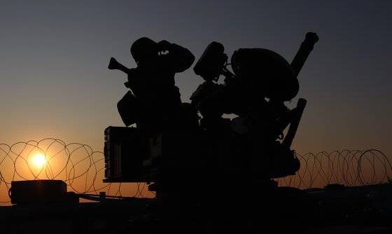 발칸포를 운용하는 장병. 즉각 사격 훈련을 통해 대공 위협이 발생하면 신속하게 대처하는 '즉각 대응' 역량을 키운다. [박용한 기자]