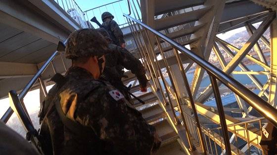 대공 상황이 발생하자 9층 높이 계단을 올라 방공 진지로 뛰어가는 장병들. [영상캡처=공성룡 기자]