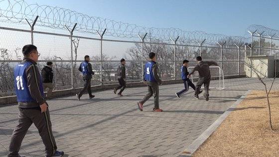 건물 진지와 달리 실외 공간이 마련된 산악 진지에서는 풋살과 같은 운동이 가능하다. [영상캡처=강대석 기자]