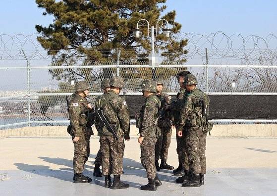 산악 진지 장병들이 훈련을 마친 뒤 토의하고 있다. 훈련을 할 때는 긴장이 높았지만, 질책보다는 서로를 격려하며 더 좋은 성과를 준비했다. [박용한 기자]