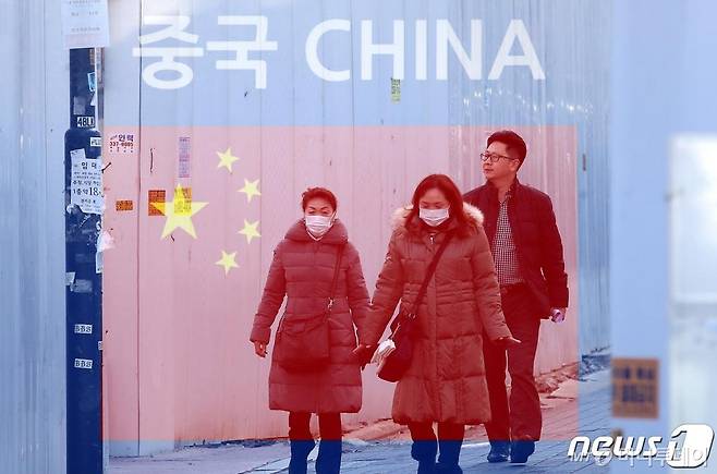 (서울=뉴스1) 박지혜 기자 = 신종 코로나바이러스에 의한 중국발 ‘우한(武漢) 폐렴’이 확산하면서 이에 따른 공포감이 흐르고 있다.22일 오후 서울 명동거리를 찾은 관광객들이 마스크를 쓴 채 관광을 하고 있다. '우한 폐렴'을 일으키는 신종 코로나바이러스 감염증 유증상자가 국내서 5명 더 늘었다. 보건당국은 중국 춘절 기간 중국 입국자 증가에 대비해 지역사회 차원에서 총력 대응키로 했다. .(사진은 다중노출 촬영) 2020.1.22/뉴스1  <저작권자 © 뉴스1코리아, 무단전재 및 재배포 금지>