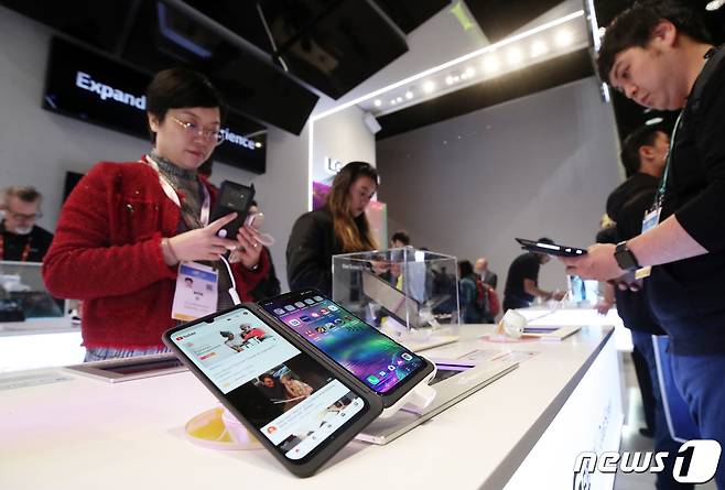9일(현지시간) 미국 네바다주 라스베이거스 컨벤션센터에서 열린 국제가전전시회 'CES 2020'(Consumer Electronics Show) LG 부스에서 관람객들이 듀얼 스크린을 적용한 전략 스마트폰 LG G8X ThinQ(국내명 LG V50S ThinQ)를 살펴보고 있다. 2020.1.10/뉴스1 © News1 오대일 기자