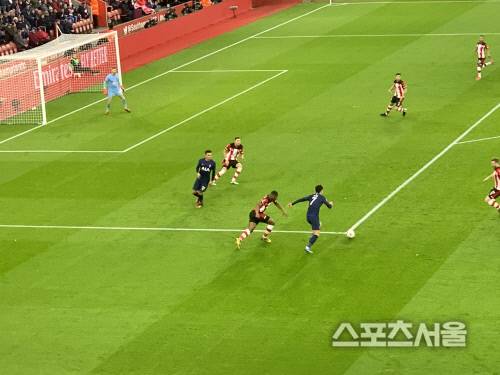 손흥민이 사우샘프턴 수비수를 벗겨내고 상대 골문을 향해 돌파하고 있다. 사우샘프턴 | 이동현통신원