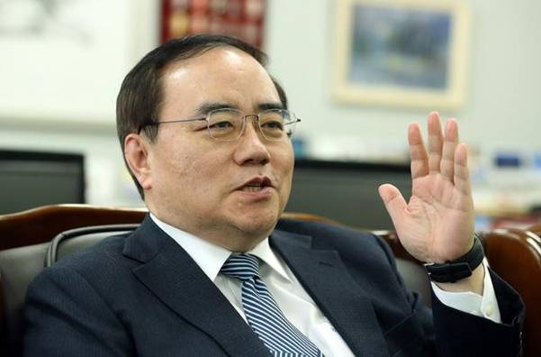 김성한 전 외교부 차관이 지난 22일 고려대 국제대학원장실에서 인터뷰를 하고 있다./박상훈 기자