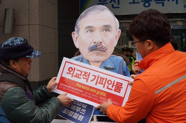 한 좌파 단체 회원들이 22일 부산 미국 영사관 앞에서 기자회견을 열고 해리 해리스 주한 미국 대사의 추방을 촉구하는 퍼포먼스를 하고 있다./연합뉴스