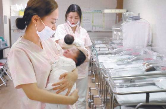 출산이 급격히 감소하면서 지난해 출생아 수가 매년 줄고 있다. 지난해엔 역대 최저인 30만 명대로 집계됐다. [중앙포토]