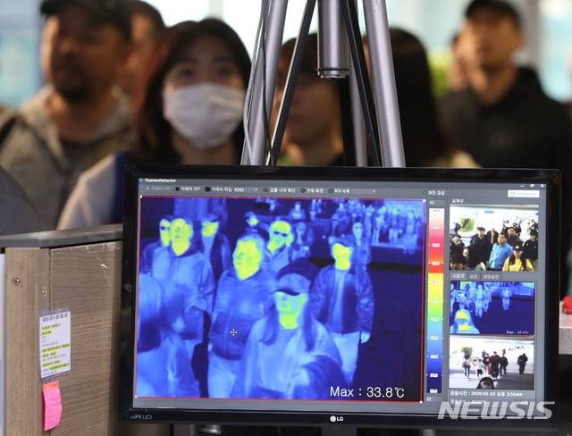 [인천공항=뉴시스]박미소 기자 중국발 신종 코로나바이러스로 인한 '우한 폐렴' 사망자가 중국에서 증가하는 가운데  마스크를 쓴 시민들이 지난 23일 오후 인천국제공항 제1여객터미널 입국장 고정 검역대 열화상 모니터 앞을 지나가고 있다. 2020.01.23.  misocamera@newsis.com