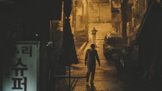 봉준호 감독이 마음에 들어했던 만리재 고개 장면. 촬영은 초반에 했지만 영화엔 드라마의 흐름을 바꿔놓는 허리 부분에 나온다. 맨 앞이 기택, 그 뒤로 아들 기우가 뒤따르고 있다. [사진 이재혁]