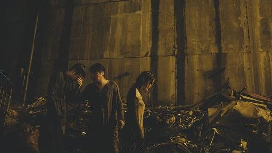 기우와 기택, 기정의 참담한 순간. 개봉이 빨랐던 한국에선 거의 쓰이지 못 하다가 북미에서 공개됐다. [사진 이재혁]