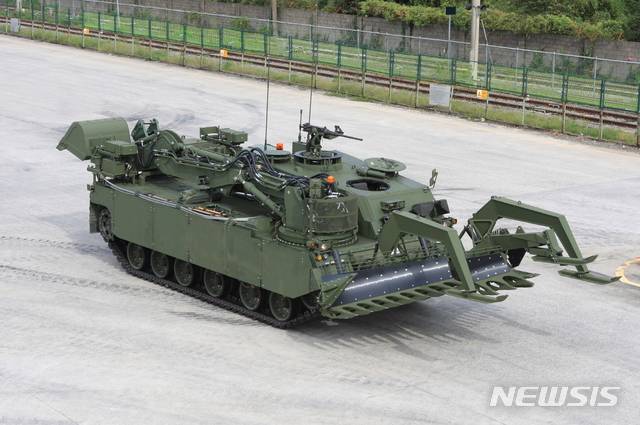 [서울=뉴시스] 박대로 기자 = 장애물개척전차 시제. 2019.12.27. (사진=현대로템 제공)