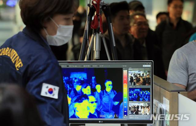 [인천공항=뉴시스]박미소 기자 = 중국발 ‘우한 폐렴’이 세계적으로 확산하는 가운데 지난 23일 오후 인천국제공항 제1여객터미널 입국장에서 여행객들이 열화상카메라가 설치된 검역대를 통과하고 있다. 2020.01.23. photo@newsis.com