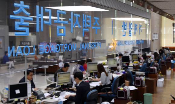 은행 창구 모습 - 여의도 한 은행에서 고객들이 대출 상담 등을 하고 있다. 서울신문DB