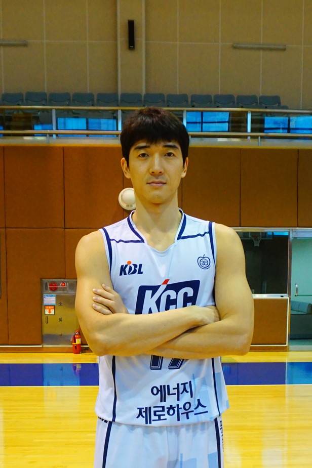 용인 기흥구 전주 KCC 연습체육관에서 만난 신명호. 어느덧 37살에 접어들었지만 신명호는 여전히 탄탄한 몸을 자랑한다.