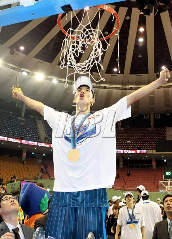 2010∼2011시즌 챔피언결정전 우승 뒤 세리머니를 펼치는 신명호. 케이비엘 제공