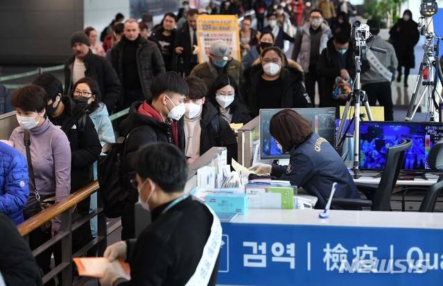 [인천공항=뉴시스]홍효식 기자 = 신종 코로나바이러스 감염증(우한 폐렴) 네 번째 확진자가 발생하며 확산 우려가 고조되고 있는 28일 인천국제공항 입국장에서 검역 관계자들이 중국 지난에서 입국한 관광객들을 대상으로 집중 검역을 하고 있다. 보건당국은 이날부터 신종 코로나바이러스 감염증 확산을 막고자 중국에서 들어오는 모든 입국자의 '건강상태질문서' 제출을 의무화했다. 2020.01.28. photo@newsis.com