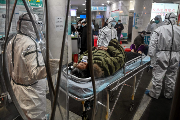 - 중국 우한 적십자 병원에서 의료진이 코로나 바이러스에 감염된 환자를 돌보고 있다. 중국인민해방군은 우한에 긴급 병력을 투입했다.AFP통신 연합뉴스