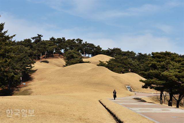 송산리 백제 고분군. 무령왕릉을 비롯해 7기의 무덤이 있다.