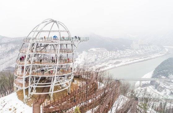 충북 단양군 적성면 애곡리 만학천봉에 조성한 만천하스카이워크 전경. [사진 단양군]