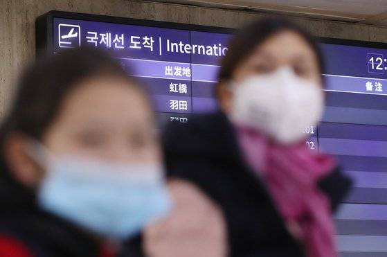 중국발 여행기 승객이 28일 서울 김포공항에서 마스크를 쓰고 입국하고 있다. 중국 우한 교민도 30~31일 전세기를 통해 김포공항으로 들어온다. [연합뉴스]
