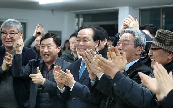 김주수 의성군수가 대구통합공항 이전지 결정을 위한 경북 군위·의성 주민투표가 실시된 21일 오후 신공항 의성군유치위원회 사무실에서 개표 결과 의성군 공동후보지(군위군 소보면·의성군 비안면)가 찬성률 90.36%(3만8534표)를 기록했다는 소식을 접하고 주민과 함께 기뻐하고 있다. [뉴스1]